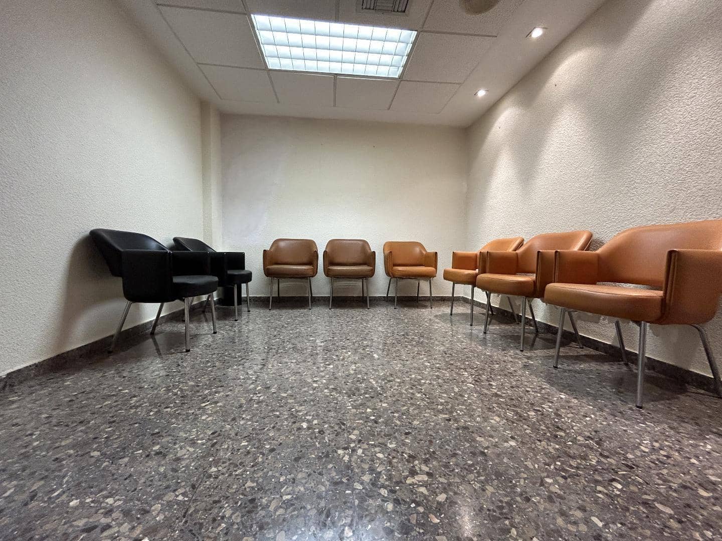 Office for rent in Torrent - € 700 (Ref: 9215459)