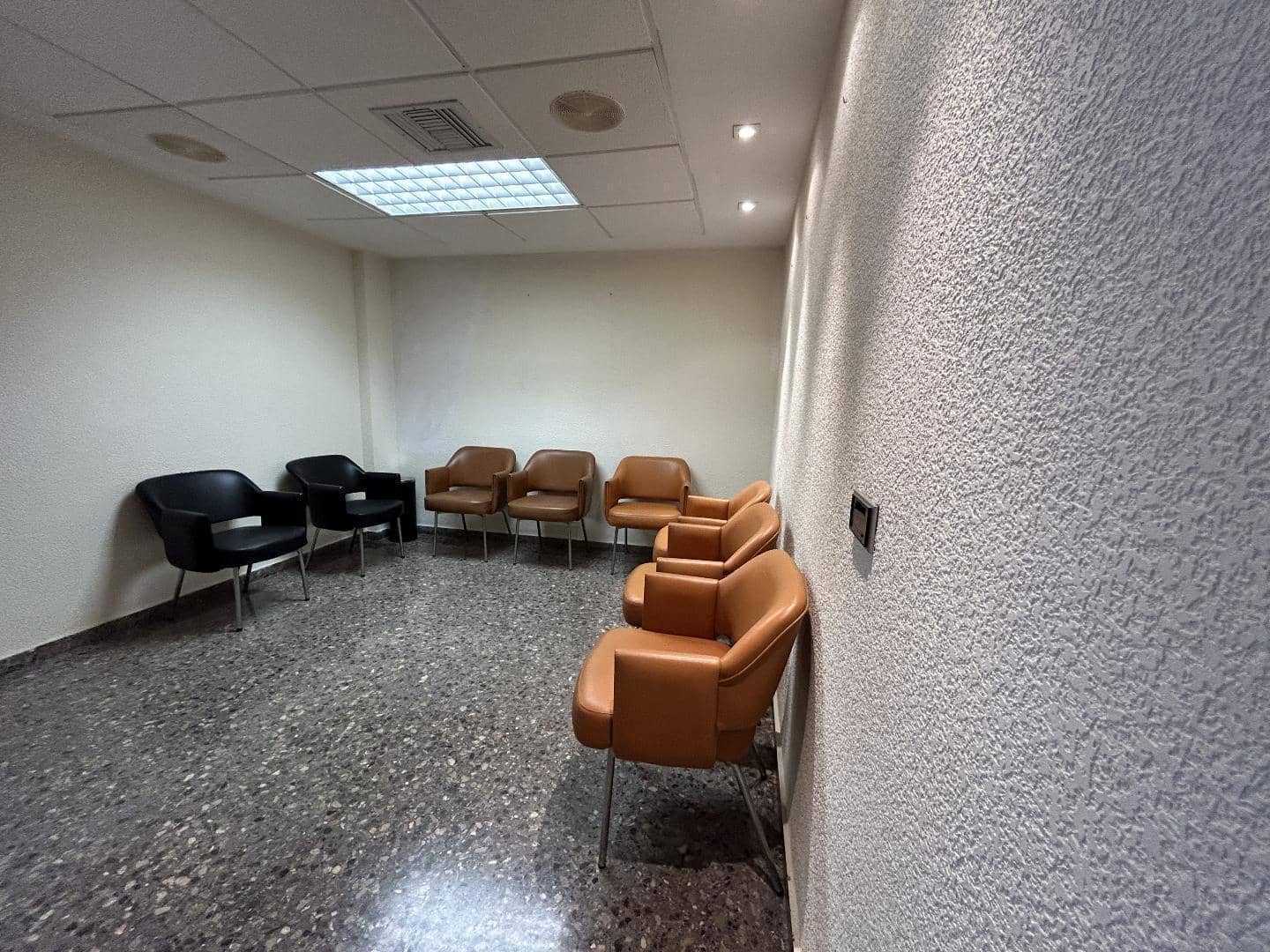 Office for rent in Torrent - € 700 (Ref: 9215459)