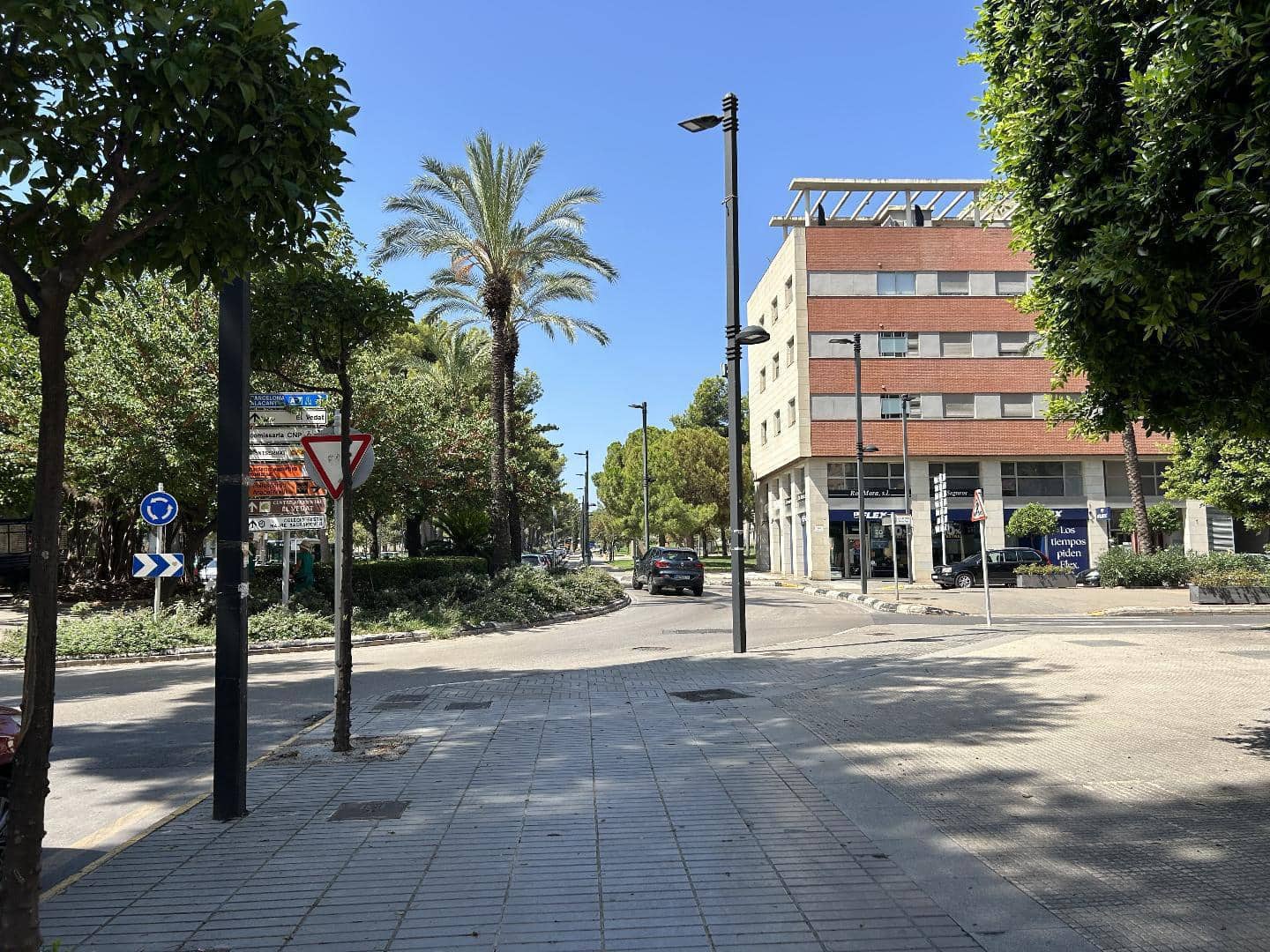 Office for rent in Torrent - € 700 (Ref: 9215459)