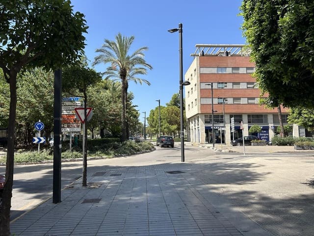 Office for rent in Torrent - € 700 (Ref: 9215459)