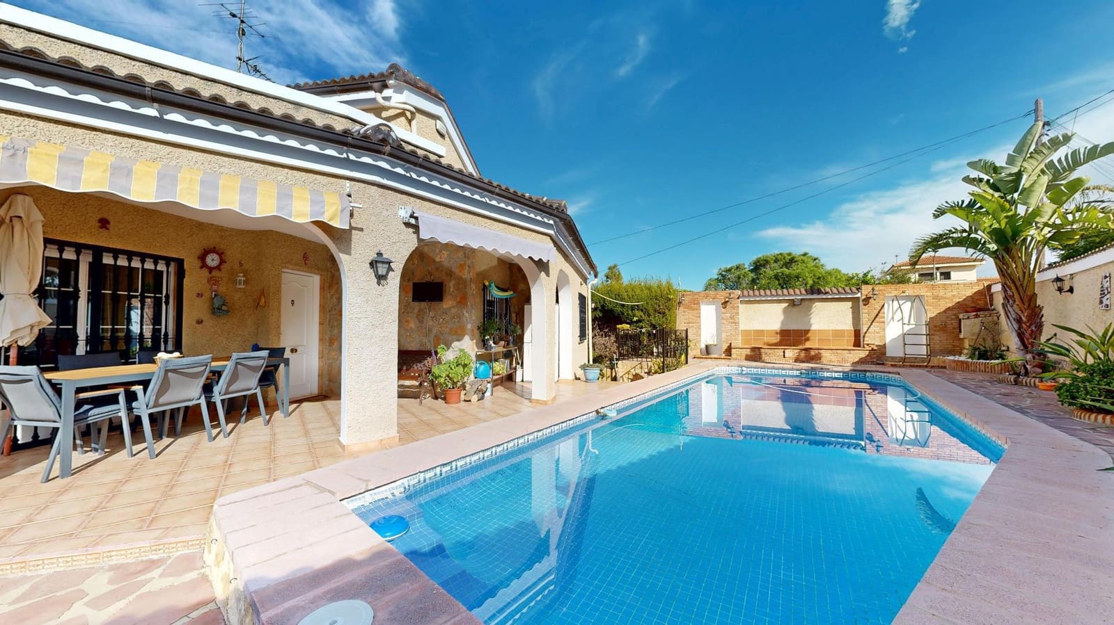 4 soveværelse Villa til salg i Montserrat med swimmingpool - € 375.000 (Ref: 9403381)