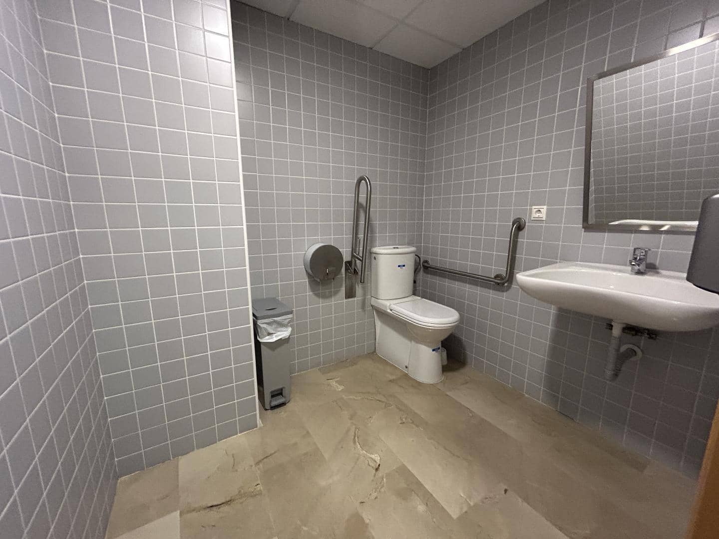 Office for rent in Torrent - € 650 (Ref: 9737109)