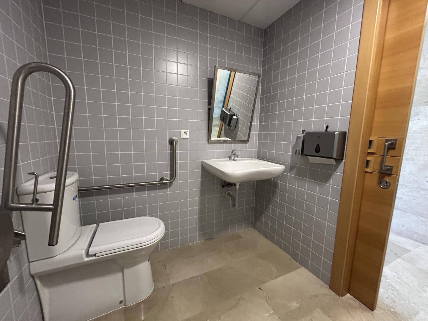 Office for rent in Torrent - € 650 (Ref: 9737109)