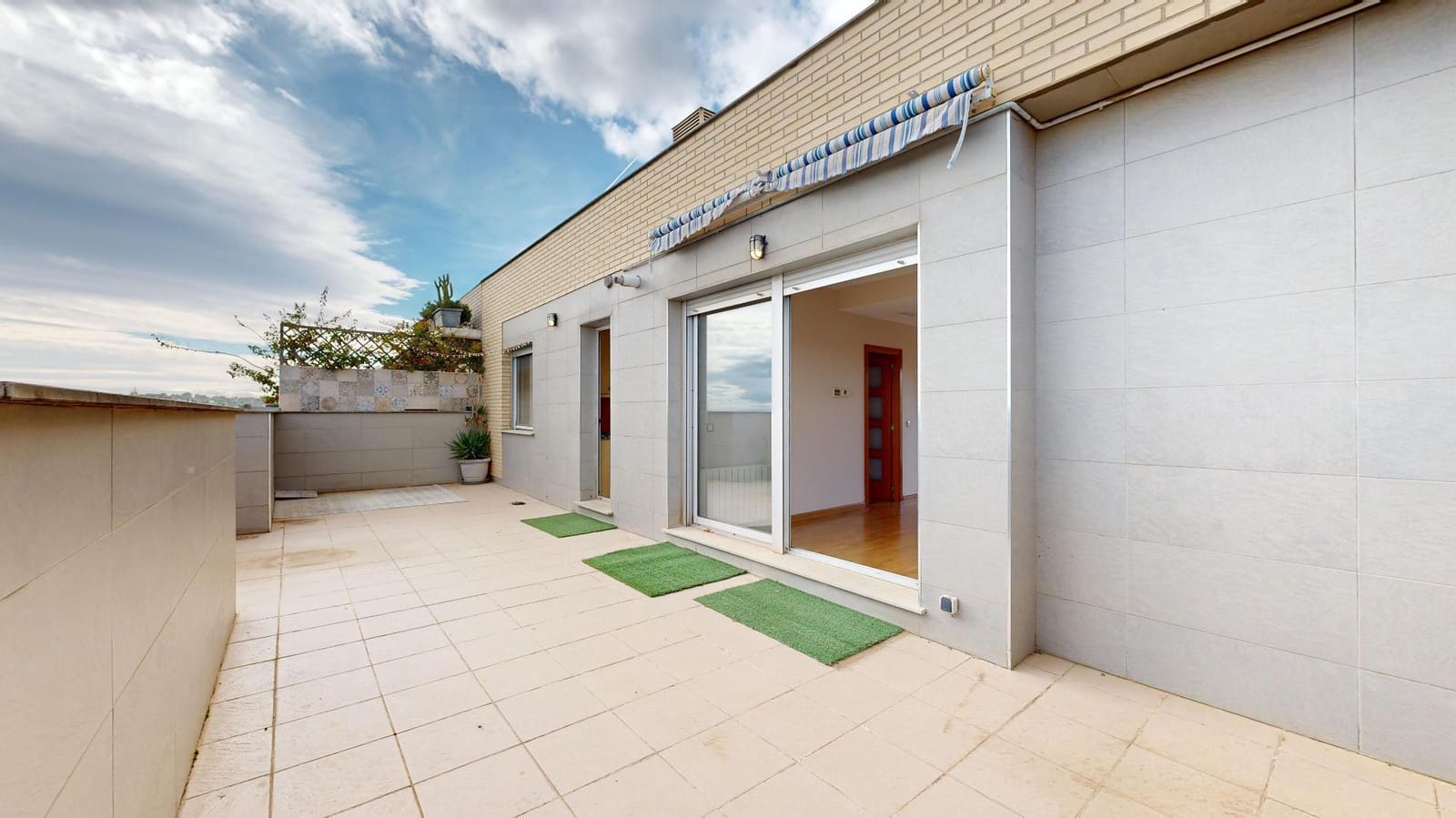 2 makuuhuone Kattohuoneisto vuokrattavana paikassa Torrent mukana 
autotalli - 1 250 € (Ref: 9788709)