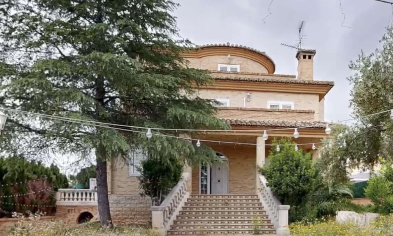 6 bedroom Villa for sale in Torrent with pool - € 900,000 (Ref: 9809396)