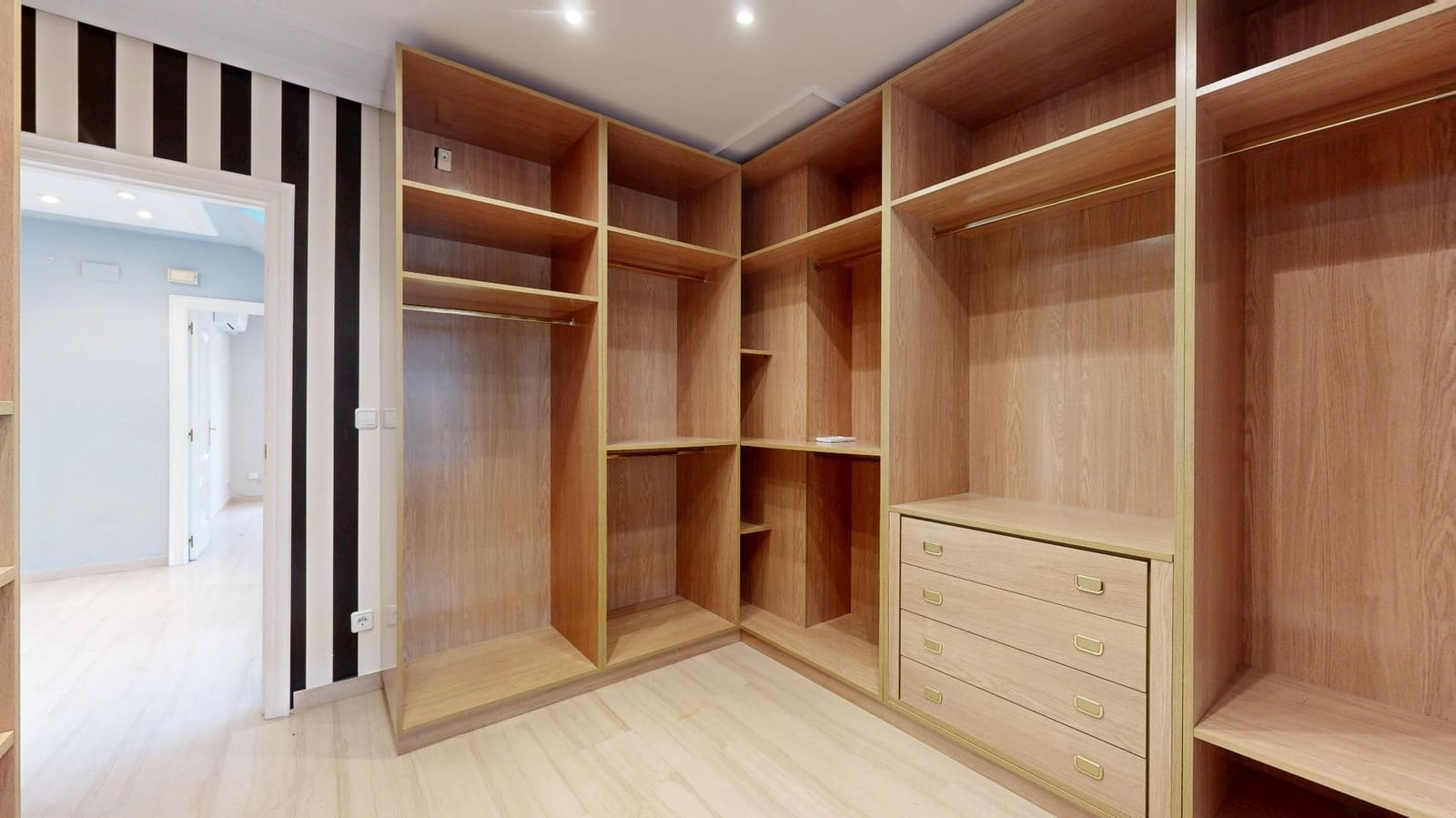 6 bedroom Villa for sale in Torrent with pool - € 900,000 (Ref: 9809396)