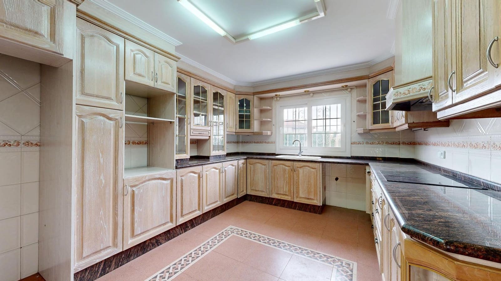 6 bedroom Villa for sale in Torrent with pool - € 900,000 (Ref: 9809396)