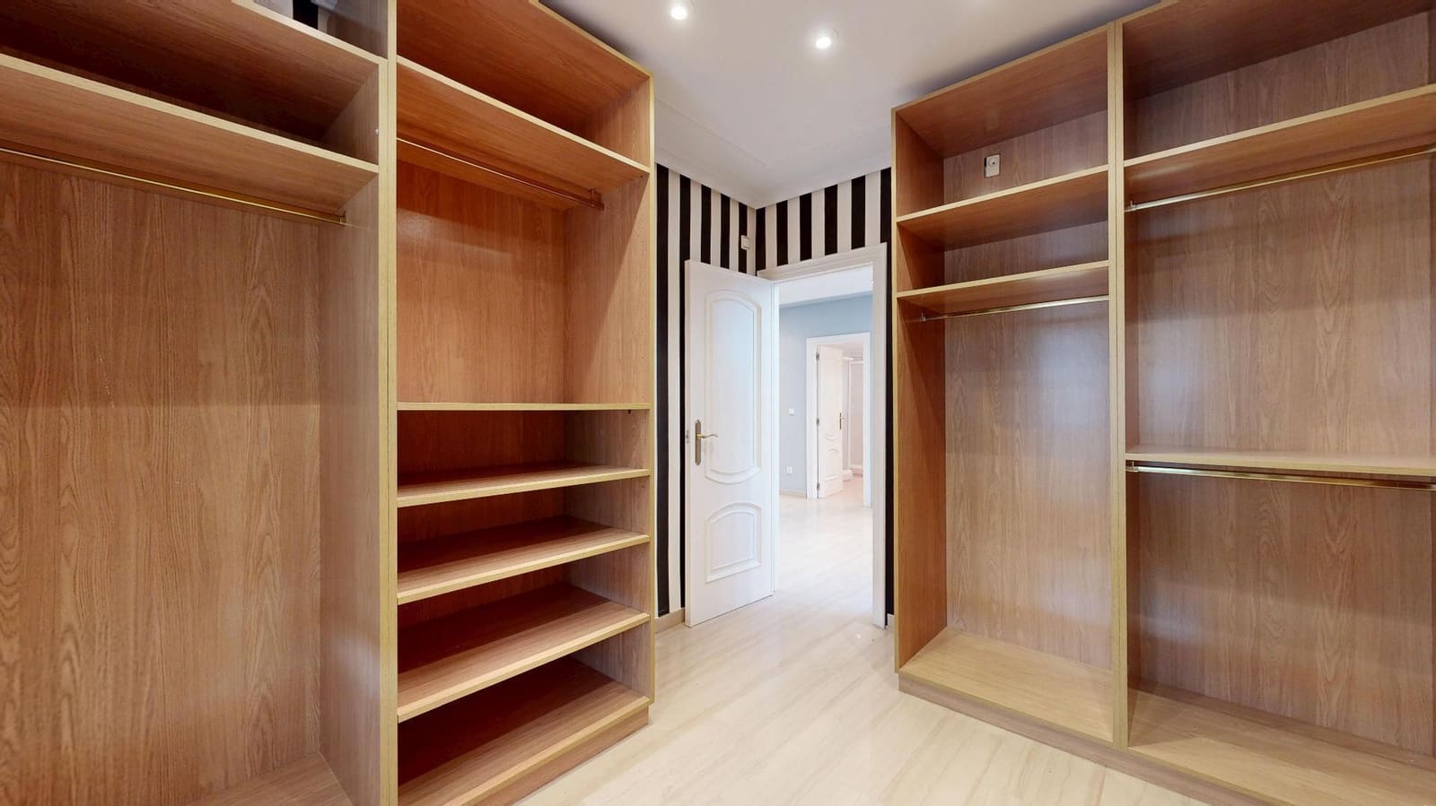 6 bedroom Villa for sale in Torrent with pool - € 900,000 (Ref: 9809396)