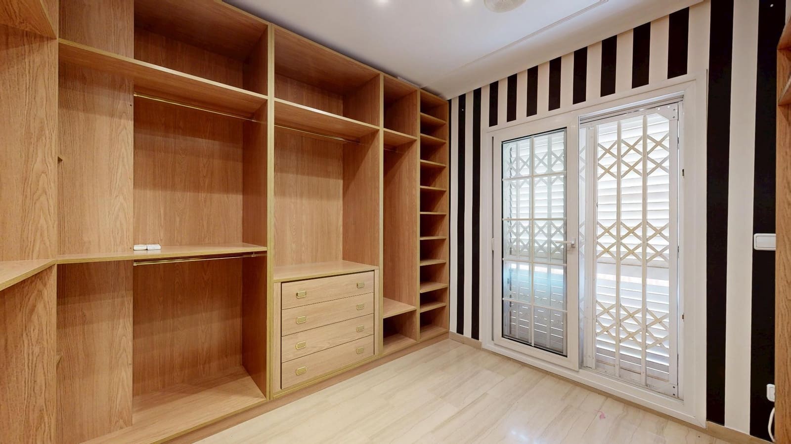 6 bedroom Villa for sale in Torrent with pool - € 900,000 (Ref: 9809396)