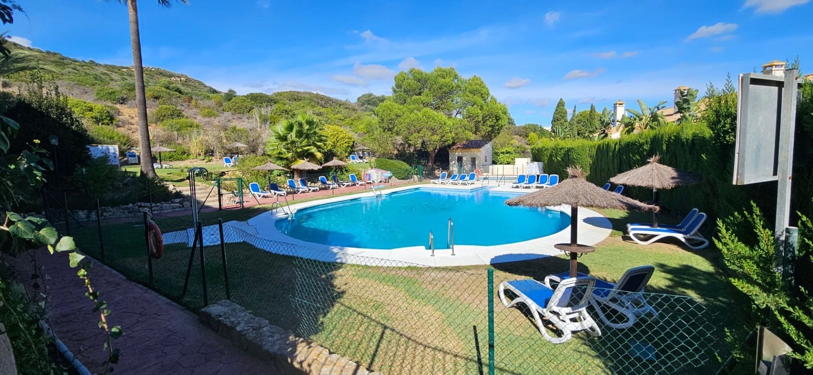 2 makuuhuone Kattohuoneisto myytävänä paikassa La Duquesa / Puerto de la Duquesa mukana uima-altaan - 340 000 € (Ref: 10166058)