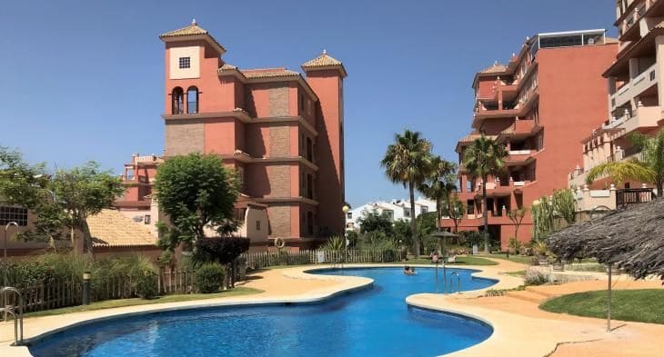 Apartamento de 2 habitaciones en La Duquesa / Puerto de la Duquesa en venta con piscina garaje - 260.000 € (Ref: 8874004)