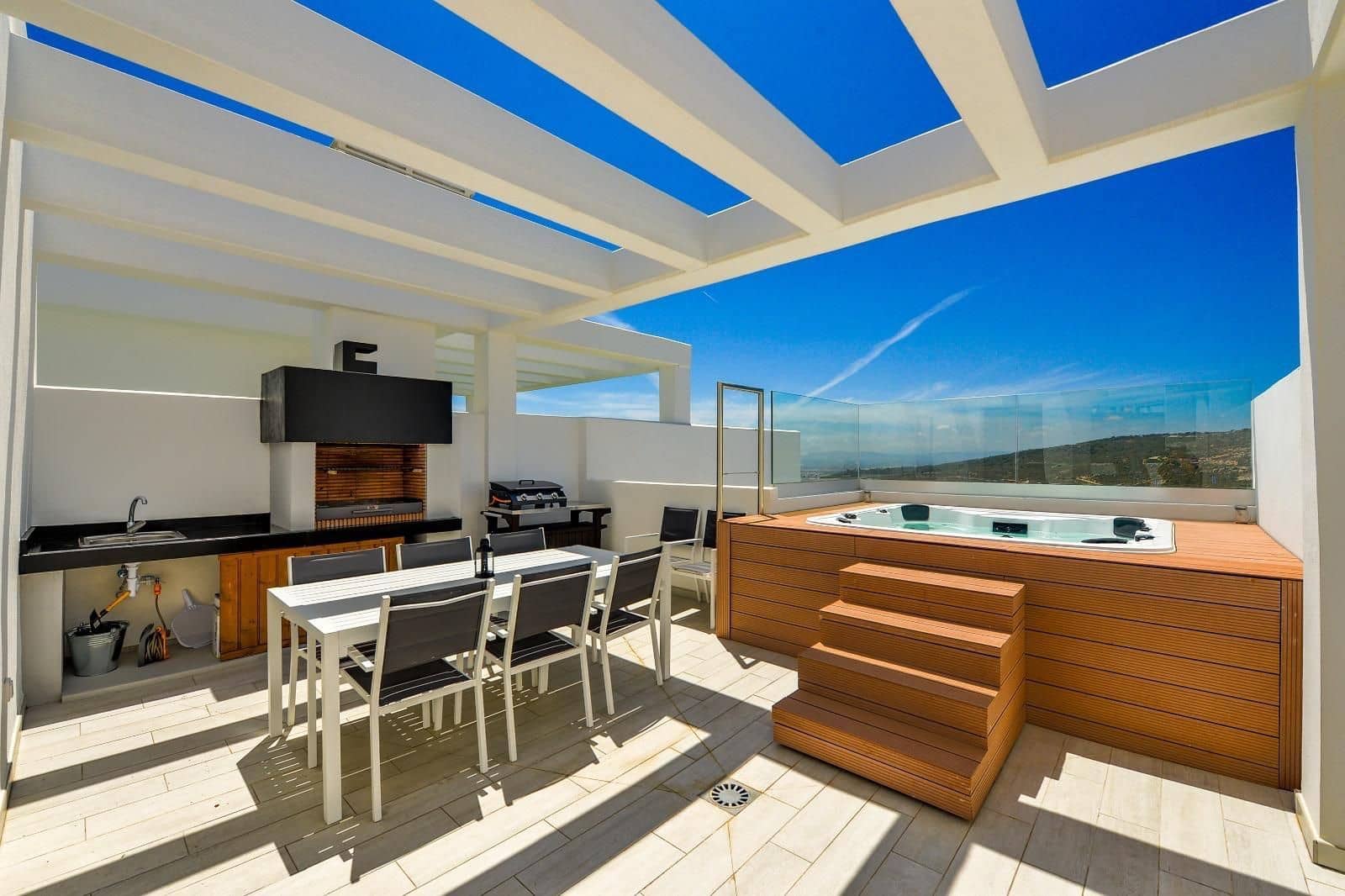 3 soveværelse Semi-Rækkehus til salg i Manilva med swimmingpool garage - € 619.000 (Ref: 9115842)