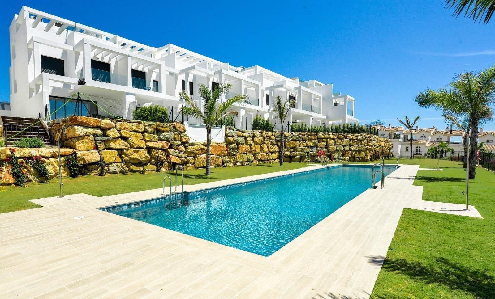 3 soveværelse Semi-Rækkehus til salg i Manilva med swimmingpool garage - € 619.000 (Ref: 9115842)