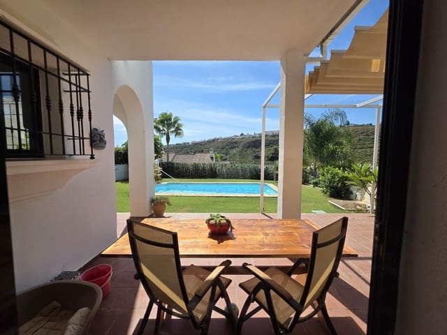 Chalet de 3 habitaciones en Manilva en venta con piscina garaje - 535.000 € (Ref: 9374941)