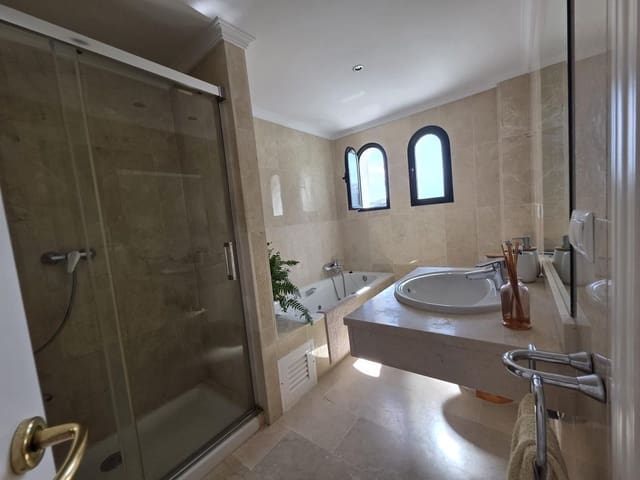 Chalet de 3 habitaciones en Manilva en venta con piscina garaje - 535.000 € (Ref: 9374941)