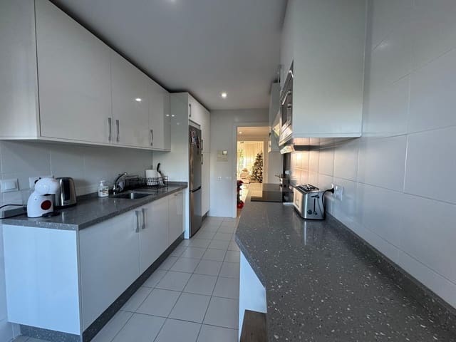 Piso de 3 habitaciones en La Duquesa / Puerto de la Duquesa, Manilva en venta con piscina garaje - 595.000 € (Ref: 9436653)