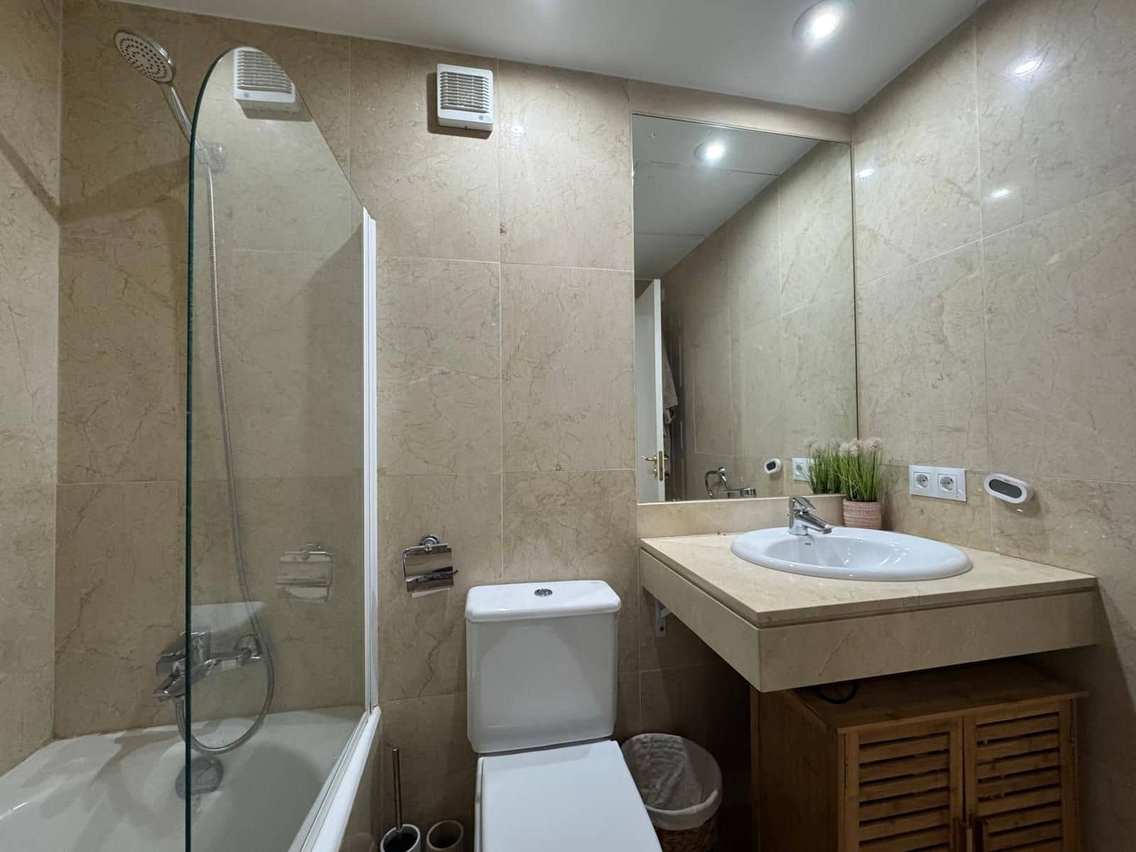 Piso de 3 habitaciones en La Duquesa / Puerto de la Duquesa en venta con piscina garaje - 595.000 € (Ref: 9436653)