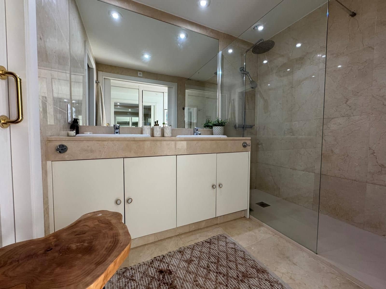 Piso de 3 habitaciones en La Duquesa / Puerto de la Duquesa en venta con piscina garaje - 595.000 € (Ref: 9436653)