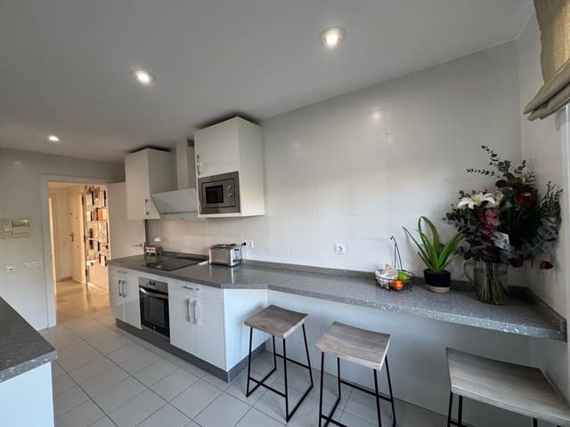 Piso de 3 habitaciones en La Duquesa / Puerto de la Duquesa, Manilva en venta con piscina garaje - 595.000 € (Ref: 9436653)