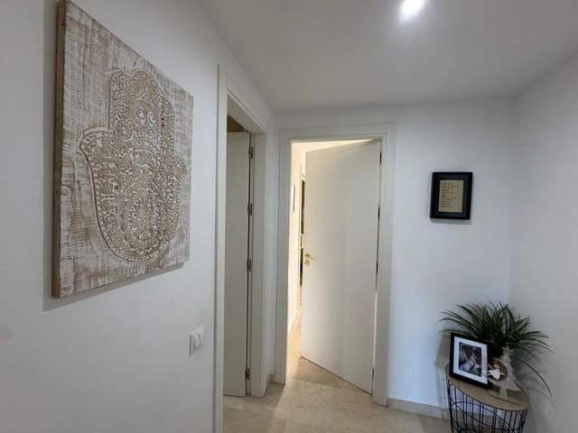 Piso de 3 habitaciones en La Duquesa / Puerto de la Duquesa, Manilva en venta con piscina garaje - 595.000 € (Ref: 9436653)