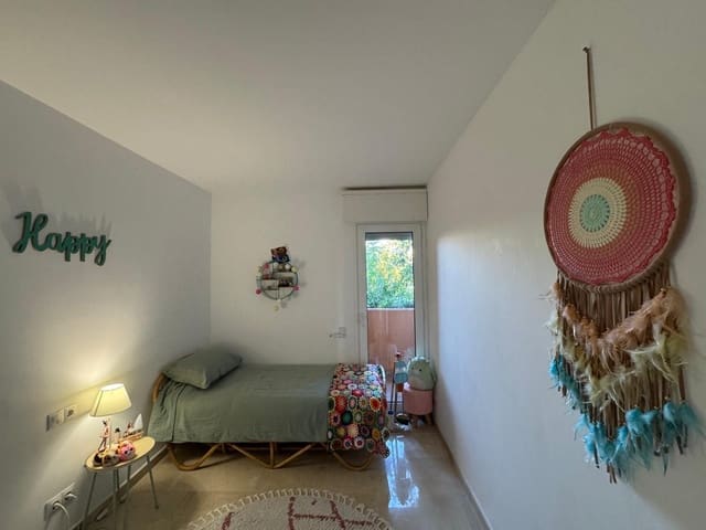 Piso de 3 habitaciones en La Duquesa / Puerto de la Duquesa, Manilva en venta con piscina garaje - 595.000 € (Ref: 9436653)