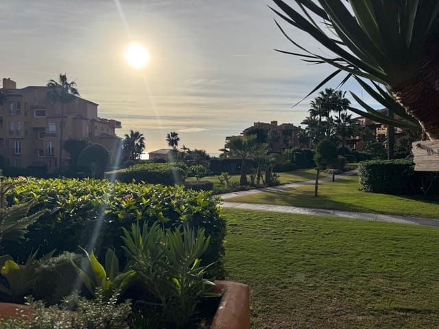 Piso de 3 habitaciones en La Duquesa / Puerto de la Duquesa, Manilva en venta con piscina garaje - 595.000 € (Ref: 9436653)