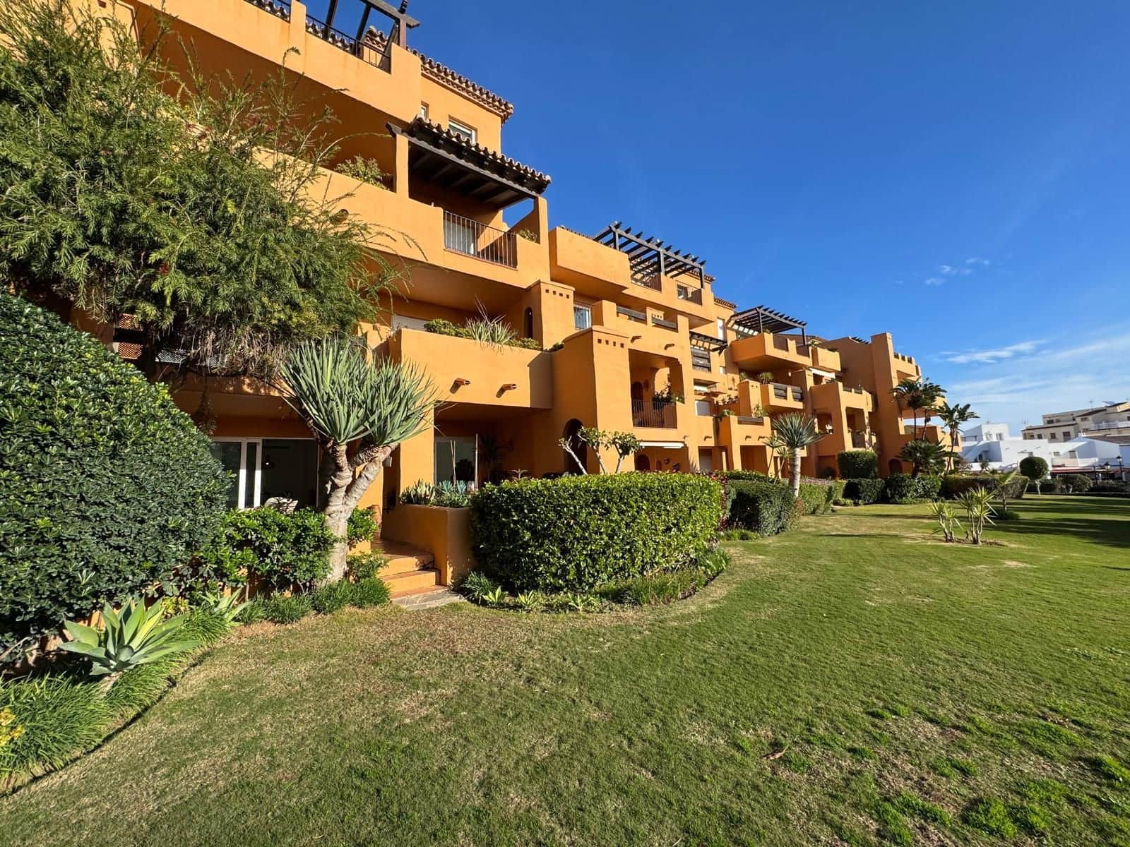 Piso de 3 habitaciones en La Duquesa / Puerto de la Duquesa en venta con piscina garaje - 595.000 € (Ref: 9436653)