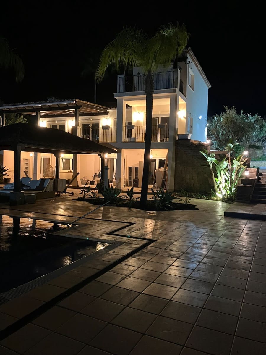 4 bedroom Villa for sale in Estepona with pool garage - € 2,450,000 (Ref: 9472009)