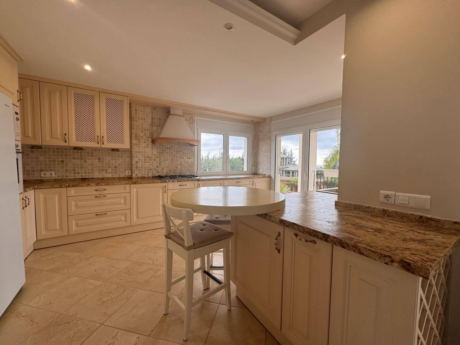 4 bedroom Villa for sale in Estepona with pool garage - € 2,450,000 (Ref: 9472009)