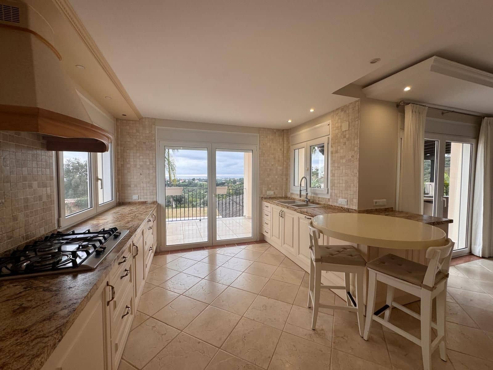 4 bedroom Villa for sale in Estepona with pool garage - € 2,450,000 (Ref: 9472009)