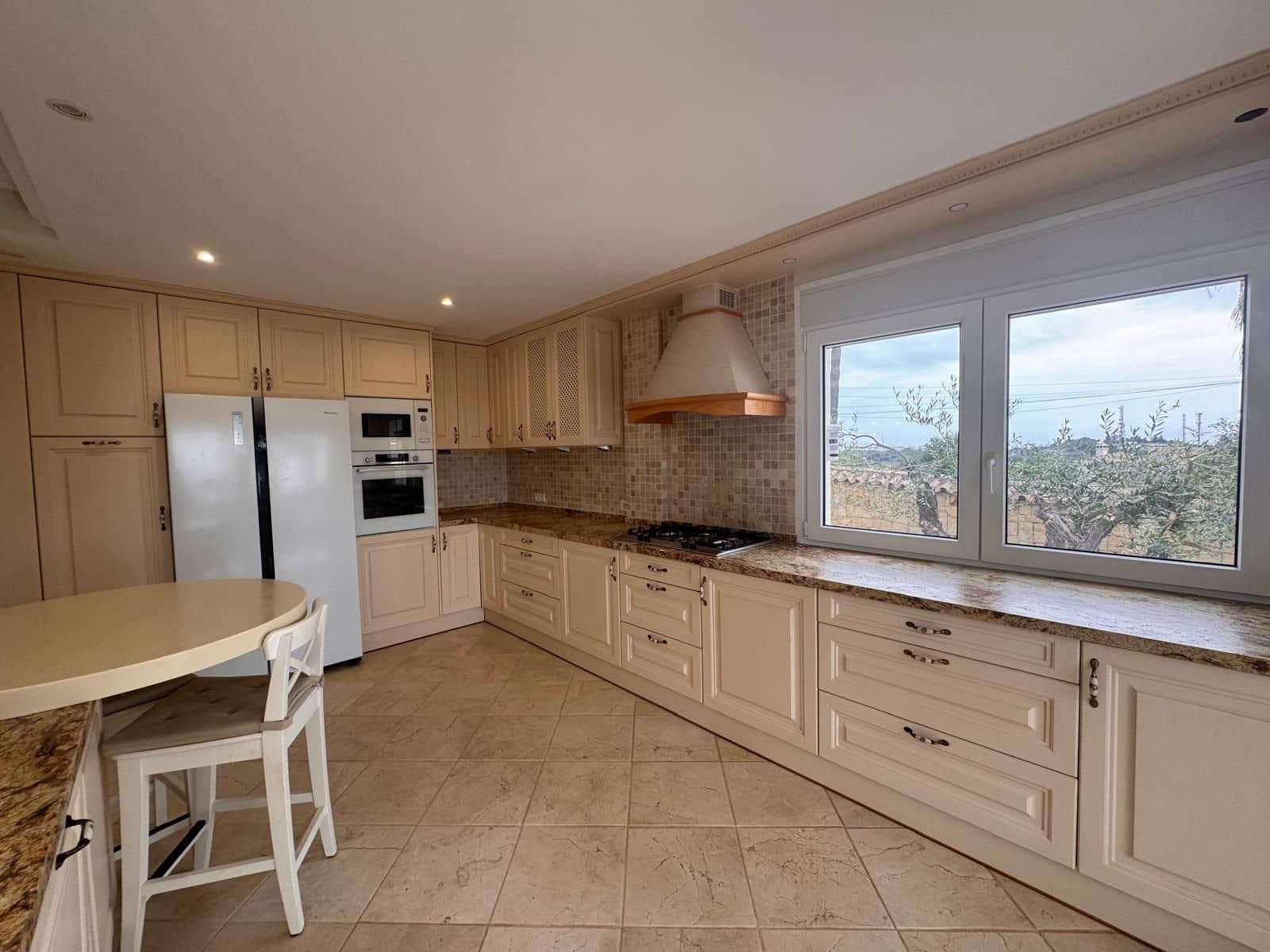 4 bedroom Villa for sale in Estepona with pool garage - € 2,450,000 (Ref: 9472009)