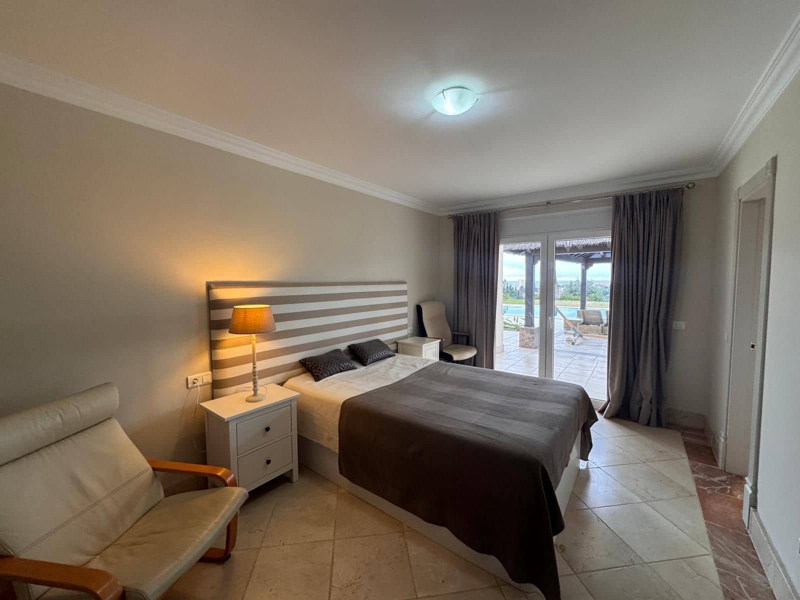 4 bedroom Villa for sale in Estepona with pool garage - € 2,450,000 (Ref: 9472009)