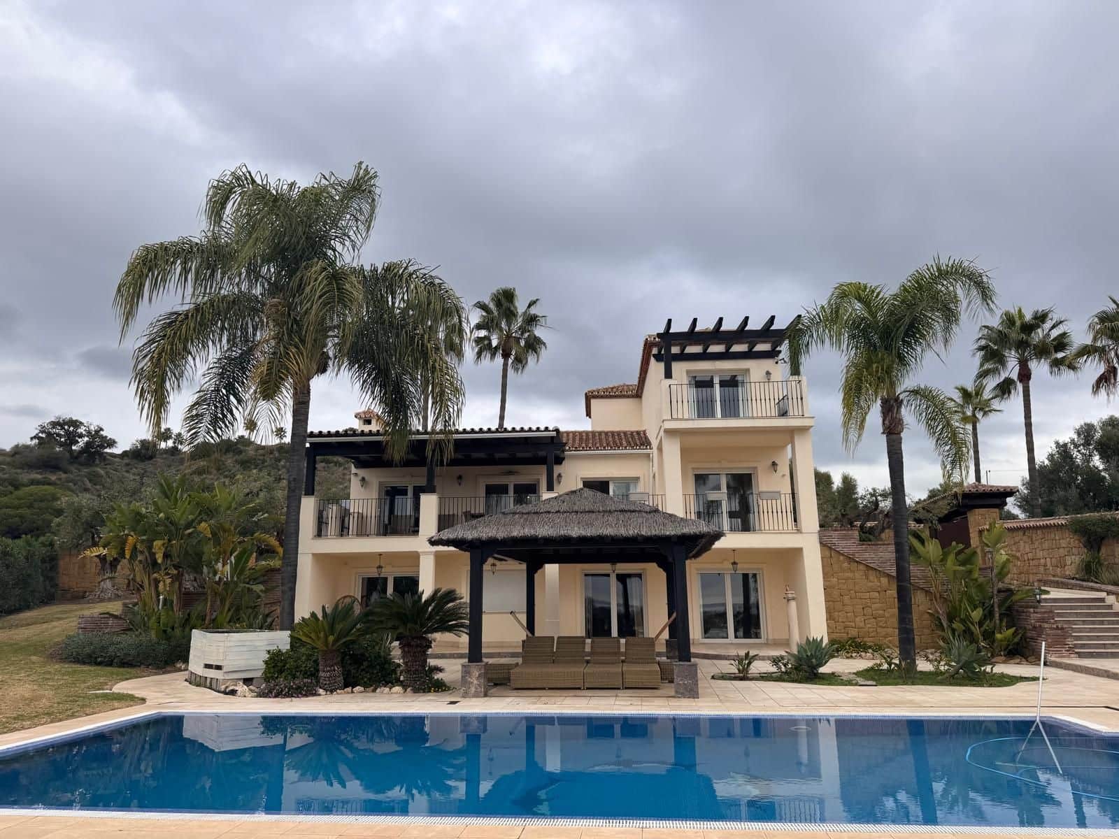 4 bedroom Villa for sale in Estepona with pool garage - € 2,450,000 (Ref: 9472009)