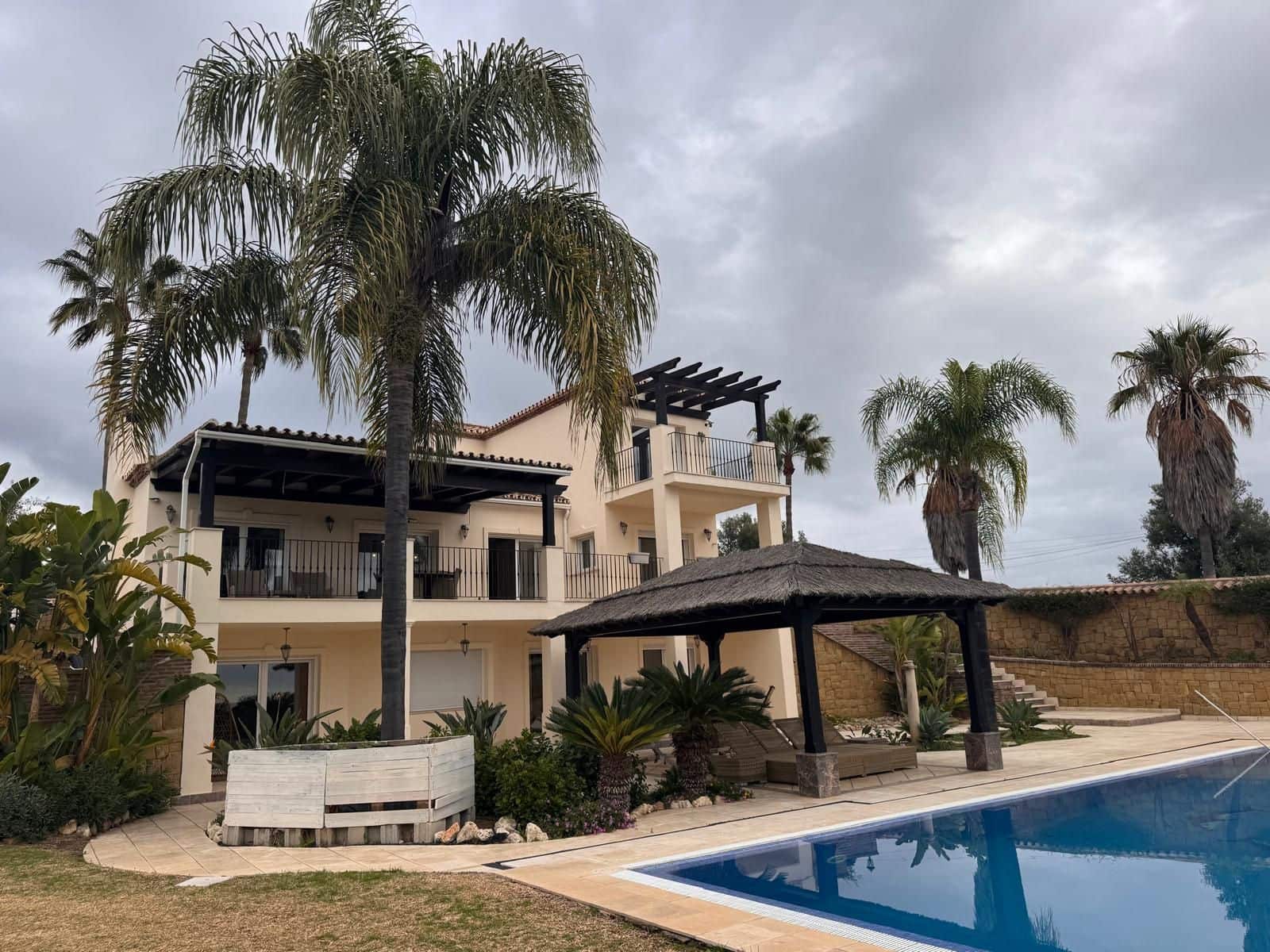 4 bedroom Villa for sale in Estepona with pool garage - € 2,450,000 (Ref: 9472009)