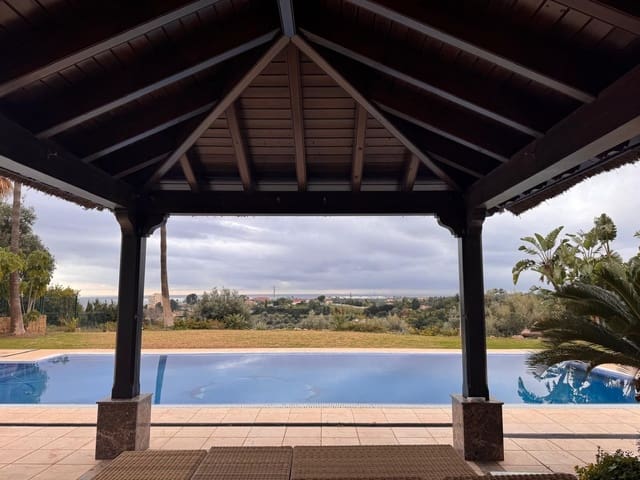 4 bedroom Villa for sale in Estepona with pool garage - € 2,450,000 (Ref: 9472009)