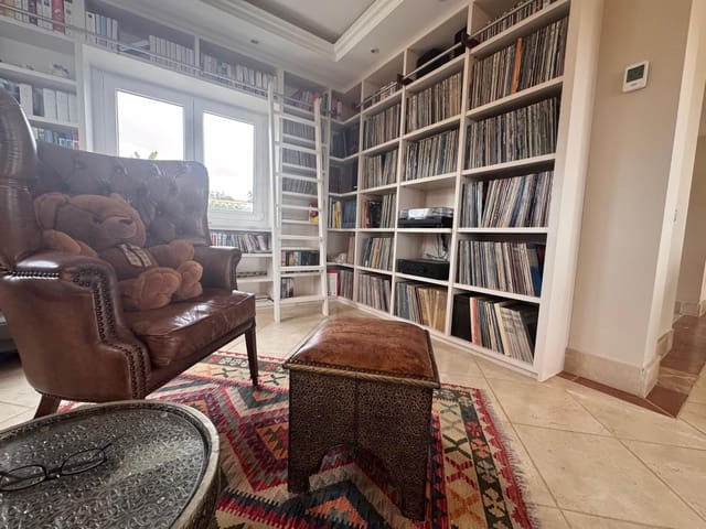 4 bedroom Villa for sale in Estepona with pool garage - € 2,450,000 (Ref: 9472009)