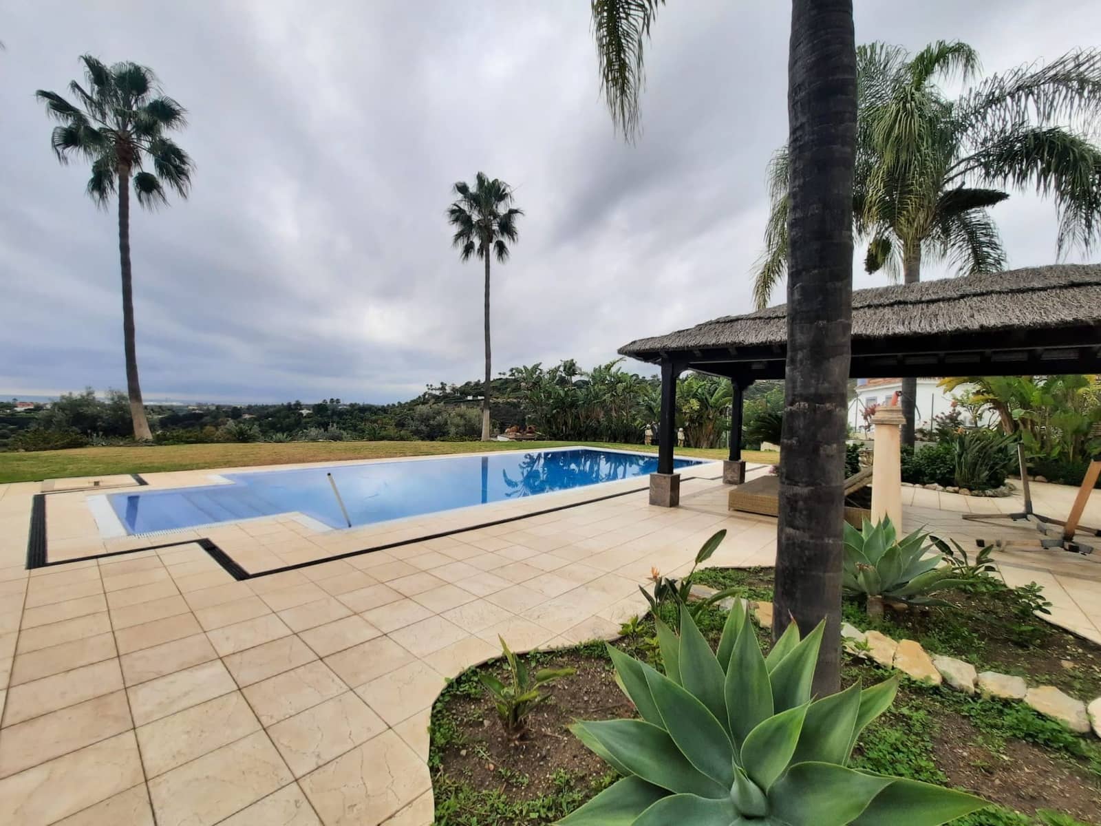 4 bedroom Villa for sale in Estepona with pool garage - € 2,450,000 (Ref: 9472009)