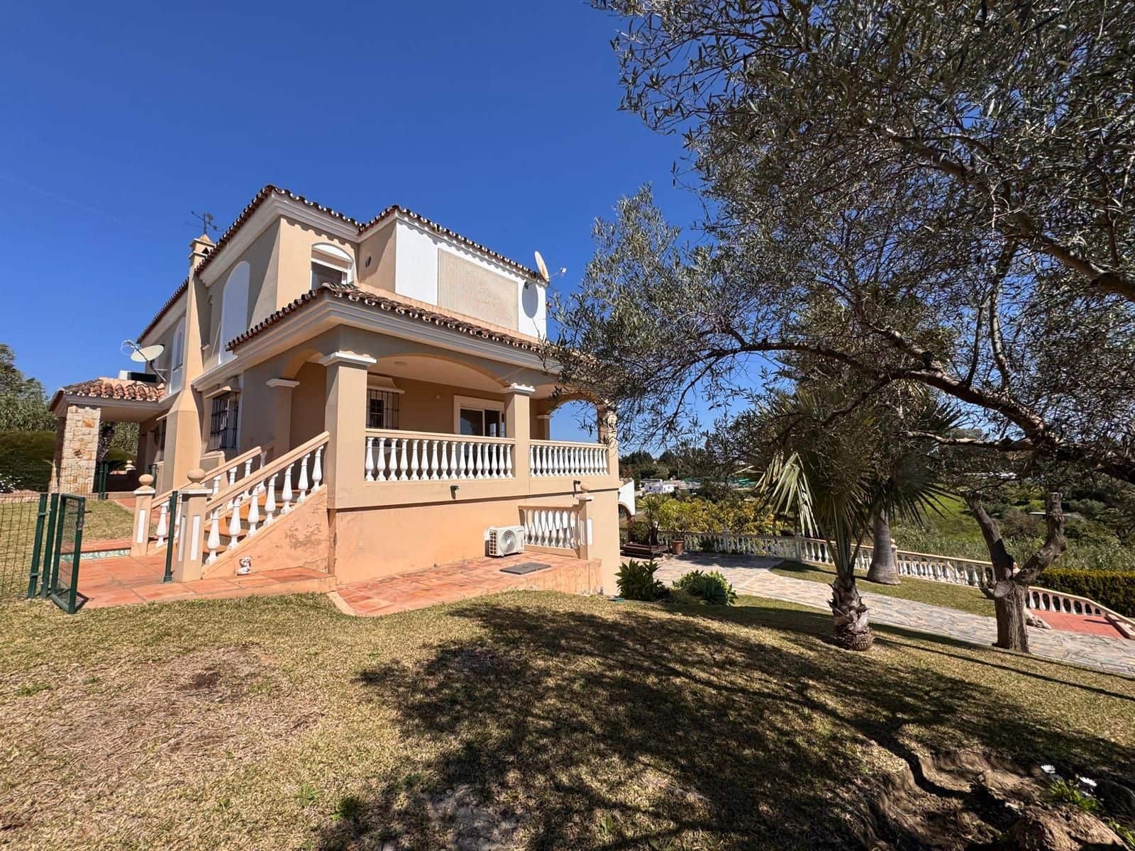Chalet de 4 habitaciones en Estepona en venta con piscina garaje - 1.800.000 € (Ref: 9689987)