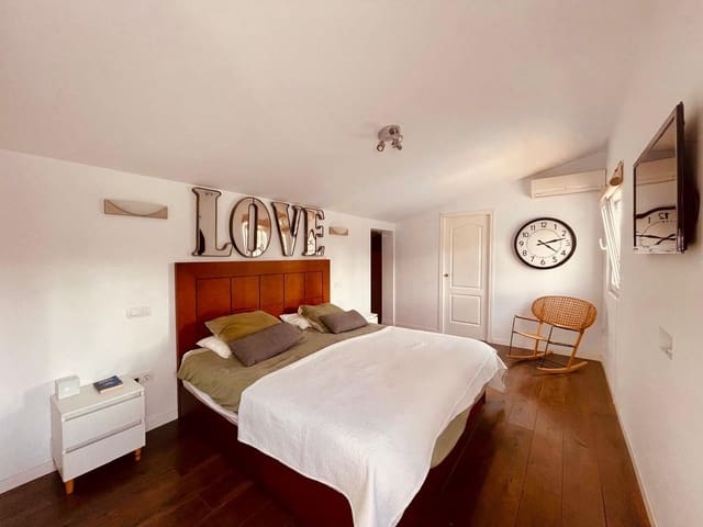 4 soveværelse Villa til salg i Manilva med swimmingpool - € 775.000 (Ref: 9761655)