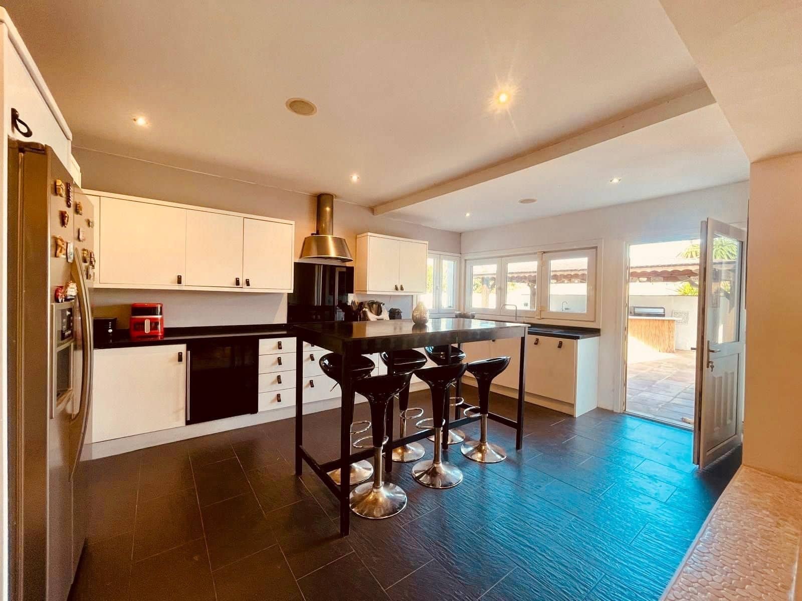 4 soveværelse Villa til salg i Manilva med swimmingpool - € 775.000 (Ref: 9761655)