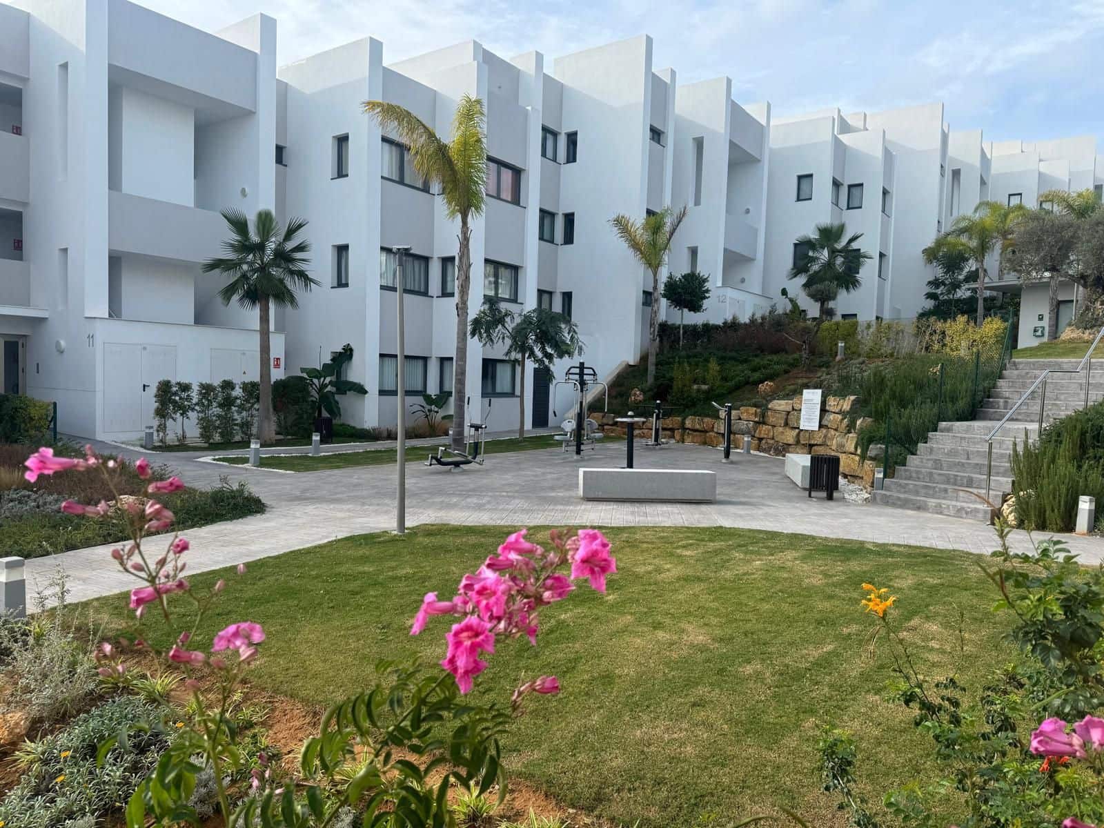 2 soverom Leilighet til salgs i Manilva med svømmebasseng garasje - € 495 000 (Ref: 9838863)