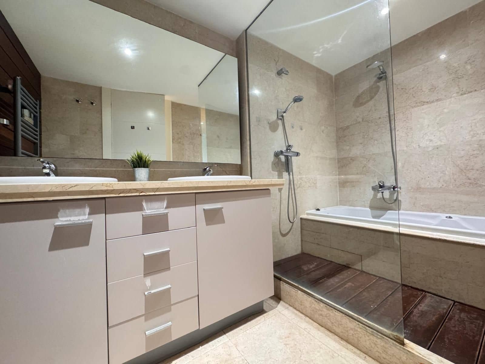 Apartamento de 3 habitaciones en Manilva en venta con piscina garaje - 345.000 € (Ref: 9898684)