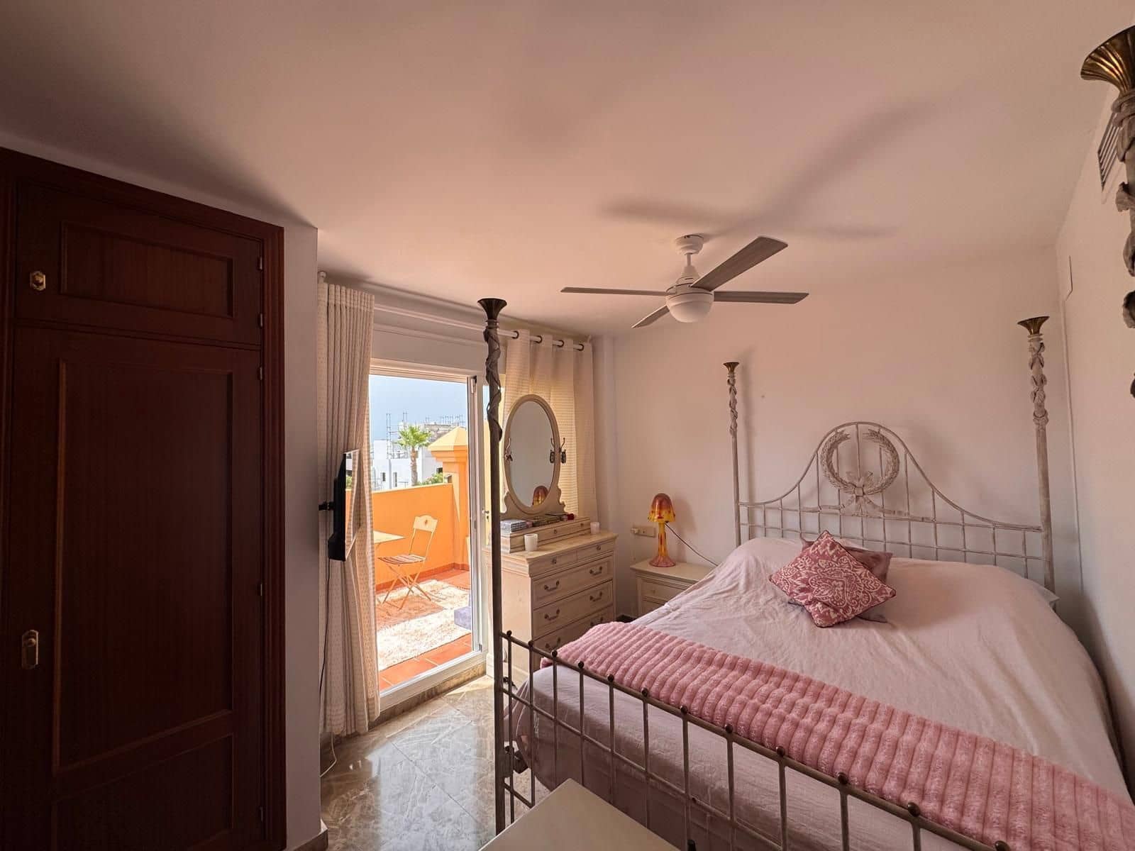 3 chambre Villa/Maison Semi-Mitoyenne à vendre à Estepona avec piscine garage - 595 000 € (Ref: 9926713)