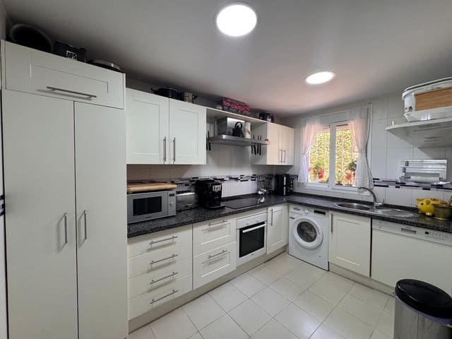 3 soveværelse Semi-Rækkehus til salg i Estepona med swimmingpool garage - € 595.000 (Ref: 9926713)
