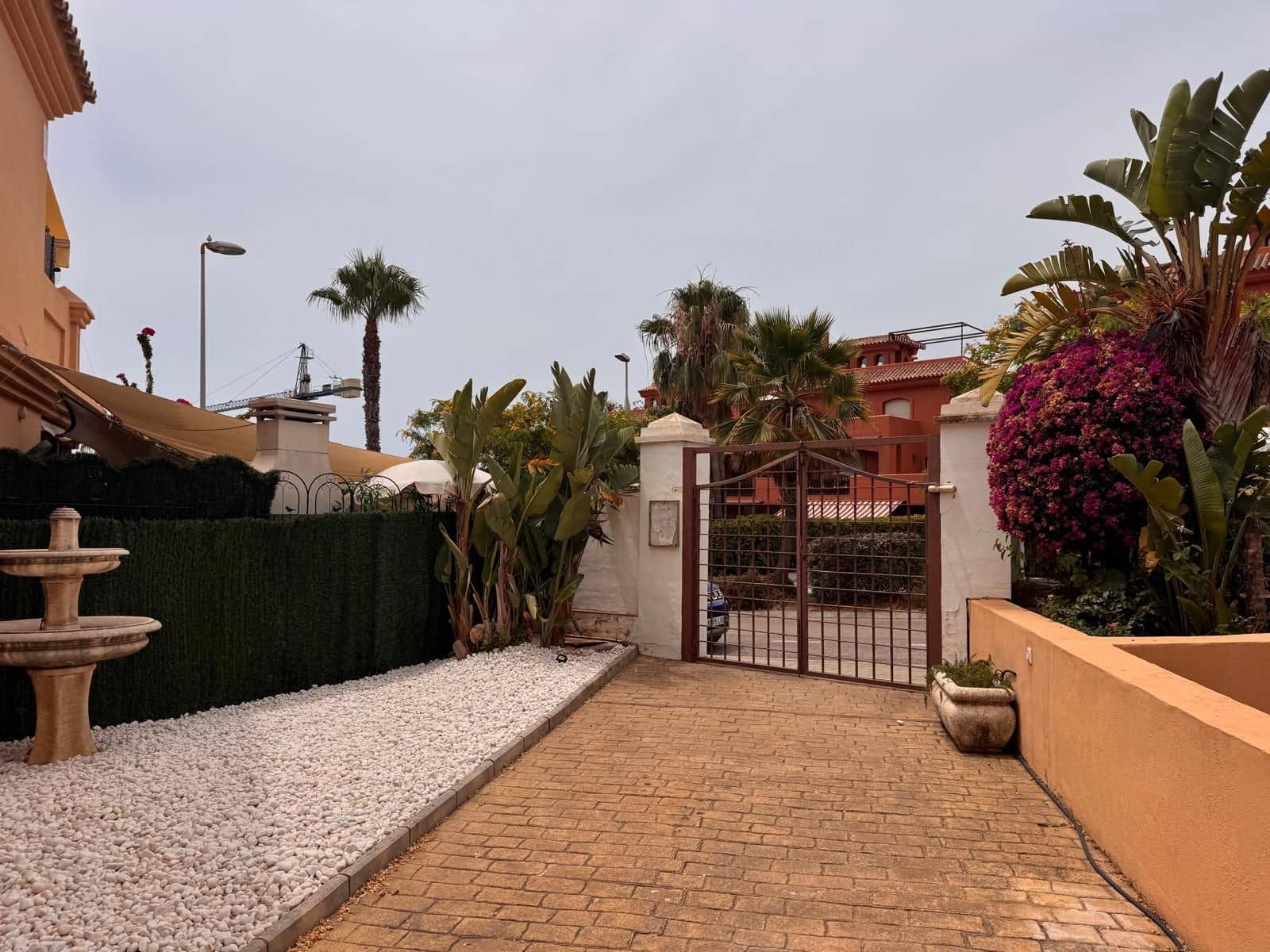 3 chambre Villa/Maison Semi-Mitoyenne à vendre à Estepona avec piscine garage - 595 000 € (Ref: 9926713)