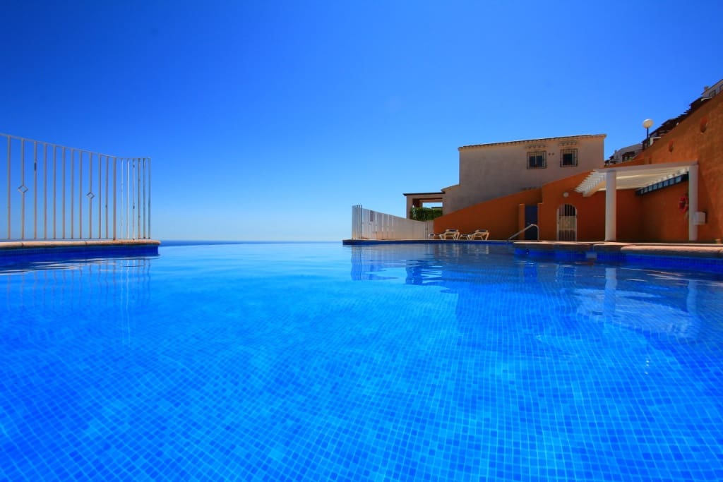 Appartement de 2 chambres à louer à Benitachell / Benitatxell avec piscine garage - 850 € (Ref: 9827296)