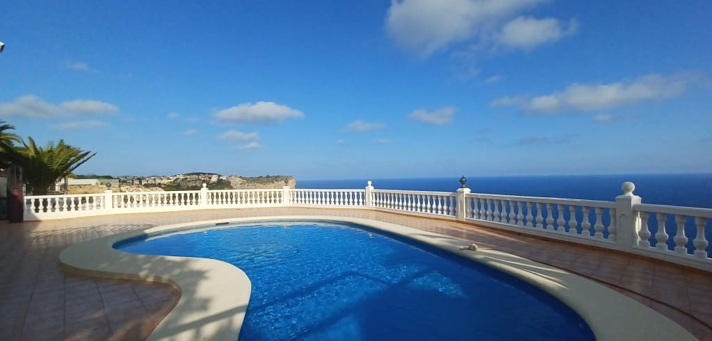 Villa/Maison de 4 chambres à louer à Benitachell / Benitatxell avec piscine garage - 2 800 € (Ref: 9827297)