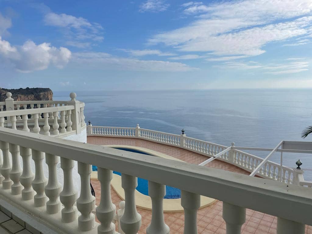 Villa/Maison de 4 chambres à louer à Benitachell / Benitatxell avec piscine garage - 2 800 € (Ref: 9827297)