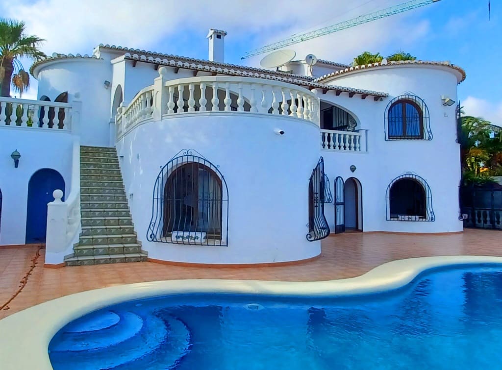 Villa/Maison de 4 chambres à louer à Benitachell / Benitatxell avec piscine garage - 2 800 € (Ref: 9827297)
