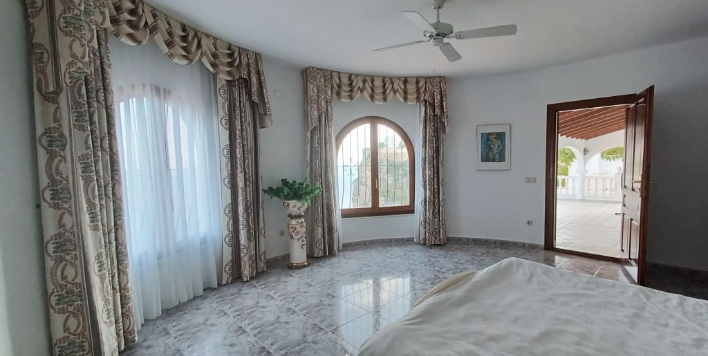 Villa/Maison de 4 chambres à louer à Benitachell / Benitatxell avec piscine garage - 2 800 € (Ref: 9827297)